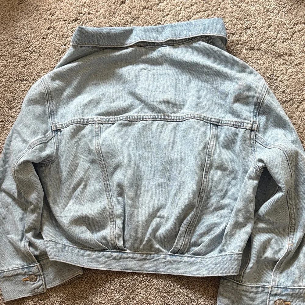 Levi's Light Wash Denim Trucker Jacket - Picture 2 of 3